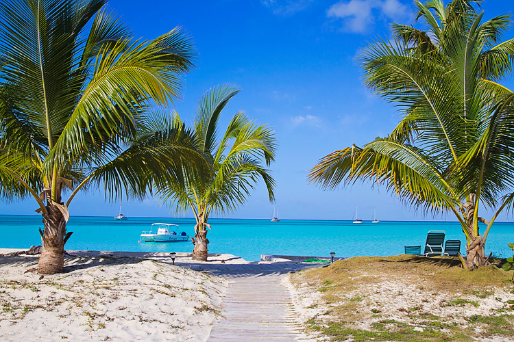 Sailing-Blog-Cruising-Bahamas-Caribbean-Vacation-Travel-Cape-Santa-Maria-Beach-Resort-Long-Island-Calabash-Bay-Sailboat-Adventure-Hotel-Luxury-LAHOWIND-Young-Couple-2015-Best-Photos-eIMG_5846