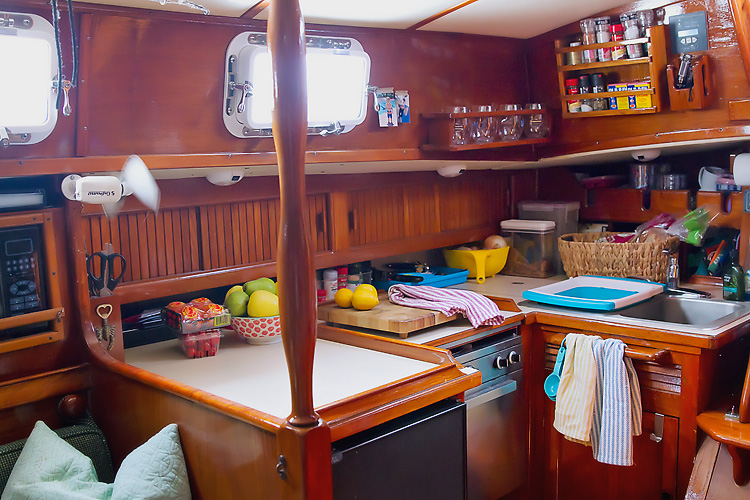 Sailing-Blog-Cruising-Caribbean-Live-Aboard-Boat-Sailboat-Galley-Kitchen-Gear-Endeavour-37-LAHOWIND-eIMG_6101