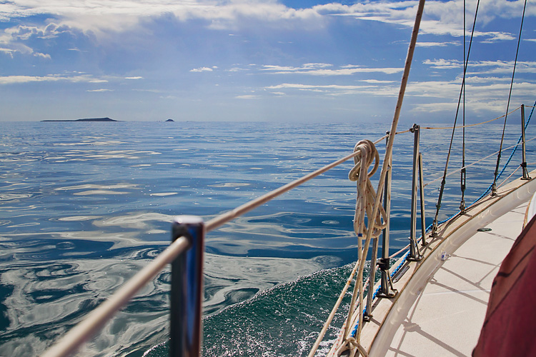 Sailing-Blog-Cruising-Caribbean-Puerto-Rico-Coffin-Island-Isla-Muertes-Sailboat-Jumps-Boat-Life-LAHOWIND-eIMG_4452