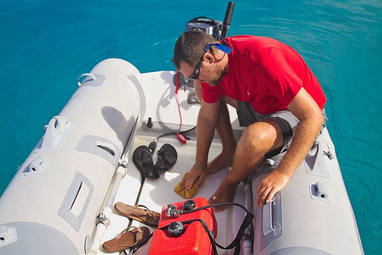 Sailing-Blog-Cruising-Bahamas-Caribbean-2015-LAHOWIND-Dinghy-Tips-How-To-Remove-Water-Tile-Sponge-eIMG_0034
